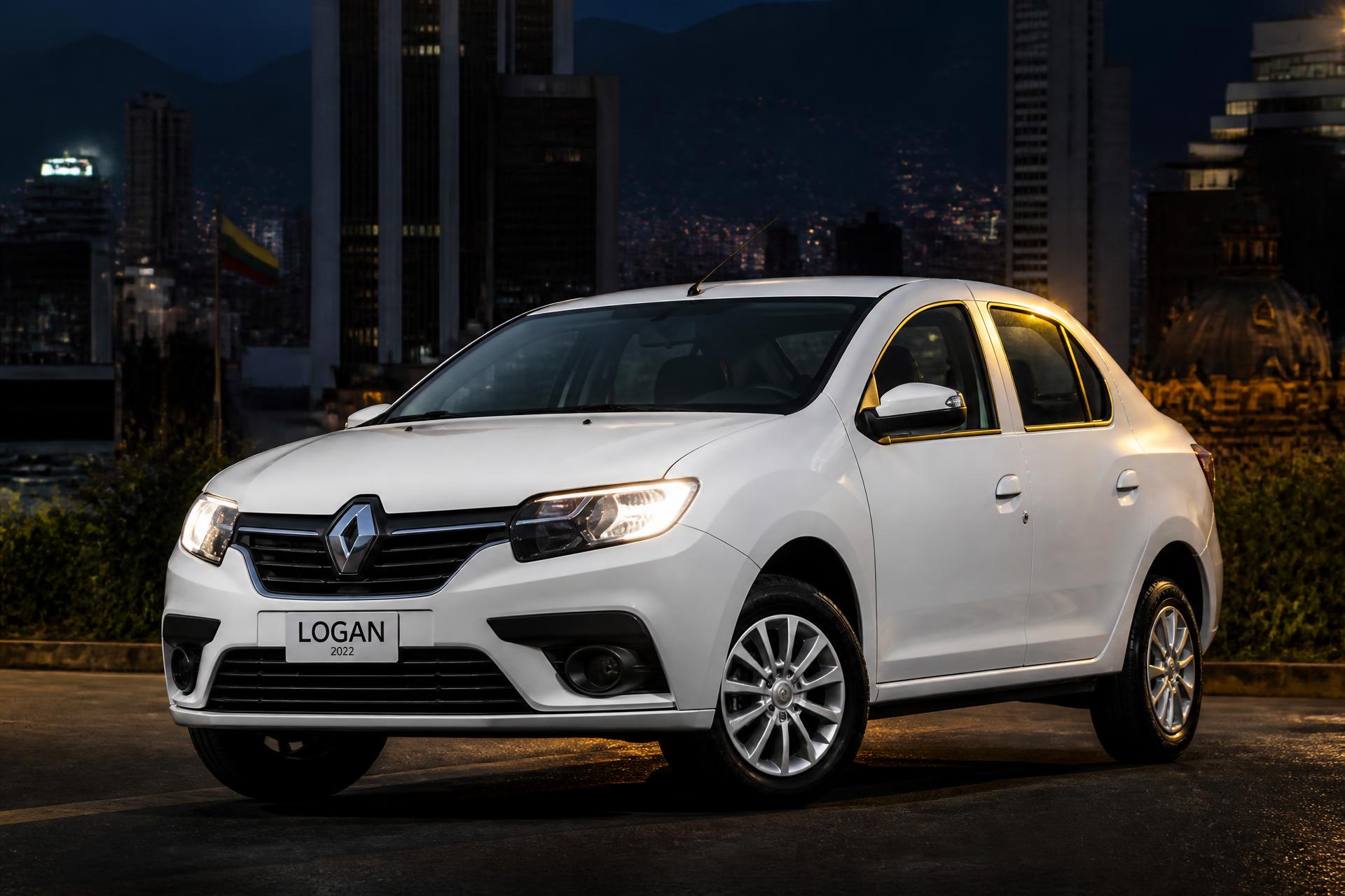 Renault Logan 2022 blanco iluminado en una calle de Medellín — Autos Luis H